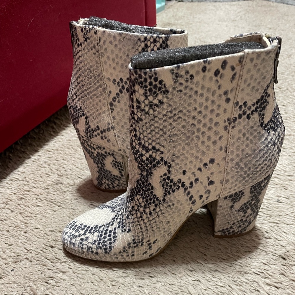 Steve Madden Snakeskin booties NWT Size US 6